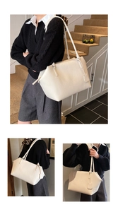 Vue macro détaillée du cuir grainé blanc crème et de la texture sur le sac cabas