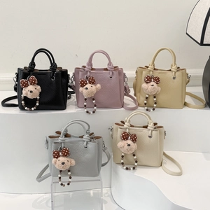 Borse a secchiello minimaliste in pelle in cinque colori con ciondoli a forma di orso