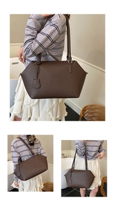Gros plan sur la texture grainée marron foncé et le design hexagonal unique du sac cabas