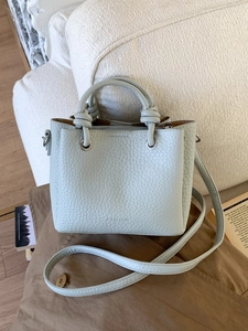 Borsa a tracolla azzurra con trama litchi, manico cilindrico e logo fashion inciso