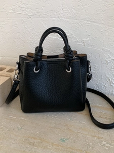 Borsa a tracolla nera in pelle martellata con dettaglio nodo e finiture argento