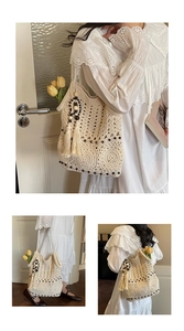 Détail du sac cabas en crochet beige avec motifs floraux évidés et pompons en perles