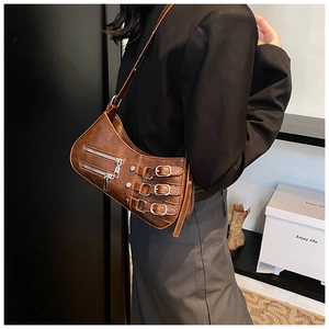 Nahaufnahme einer vintage dunkelbraunen Achseltasche mit Y2K-Schnallen und Reißverschlüssen
