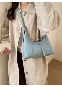 Dettaglio della borsa hobo azzurra con cinturino verticale e anello in metallo lucido