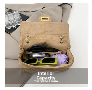 Capacité interne du sac matelassé montrant l'espace pour téléphone et parapluie