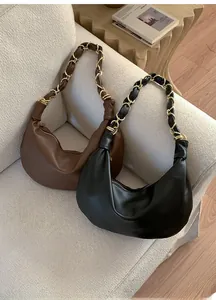 Sacs hobo élégants en noir et marron café avec des bandoulières en chaîne tressée