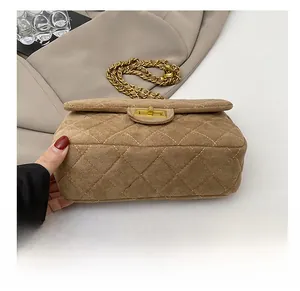 Détails du fond du sac à bandoulière en daim kaki avec matelassage en losanges et chaîne