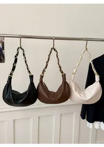 Vue détaillée de sacs demi-lune en noir, marron et beige avec bandoulières en chaîne