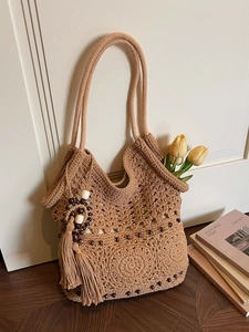 Sac cabas de plage bohème tissé à la main avec franges perlées et accents de tulipes