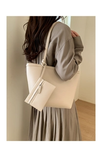Detail der beigen Tote Bag mit Litschi-Muster, Knotengurt und passendem Beutel-Set