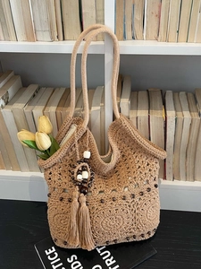 Sac fourre-tout tissé à la main avec motifs ajourés et pompons pour les vacances
