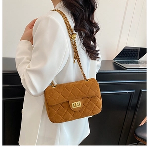 Détail du sac bandoulière en daim matelassé marron avec chaîne à boule dorée ajustable