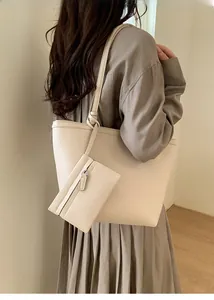 Detailansicht beige Leder-Shopper mit Knotengriff und passender Tasche am Modell
