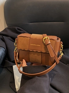 Retro woven caramel shoulder bag in leather and suede with a gold chain strap