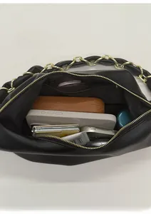 Vue intérieure montrant la grande capacité et l'espace de rangement du sac à bandoulière noir