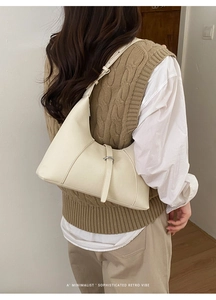 Borsa a mezzaluna minimalista in pelle beige con cuciture retrò e fibbia in metallo