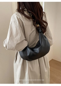 Détail du sac porté épaule demi-lune noir avec sa bandoulière chaîne dorée rétro