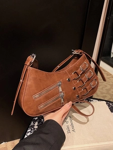 Vintage braune Schultertasche aus Leder in Halbmondform mit dreifachen Schnallendetails