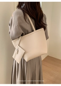Nahaufnahme beiger Shopper-Set aus Leder mit Litschistruktur und passender Innentasche