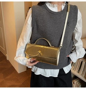 Sac à main chic doré texture serpent avec bandoulière pour un style vintage élégant