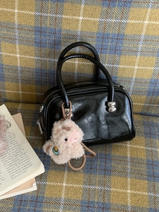 Sac à main vintage noir brillant avec clous argentés et porte-clé agneau en peluche