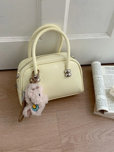 Sac polochon vintage crème avec détails en métal argenté et pendentif animal peluche