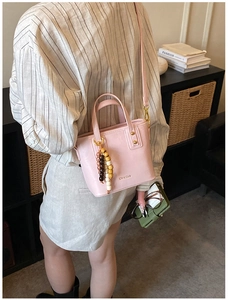 Petit sac seau rose en cuir PU avec pendentif en perles de bois et bandoulière