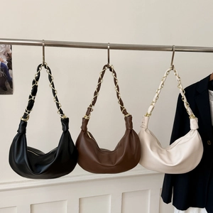 Grands sacs hobo en demi-lune avec chaîne dorée en noir, marron et crème, style minimaliste