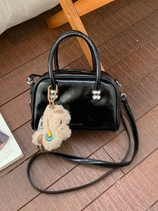 Sac Boston rétro en similicuir noir avec pendentif en peluche sur bois