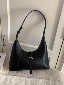 Borsa sottoascellare nera a mezzaluna minimalista con tracolla in pelle e fibbia metallica