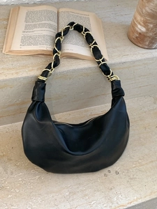 Sac hobo croissant noir minimaliste avec chaîne dorée et bandoulière en cuir plissé