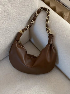 Sac hobo demi-lune marron avec une chaîne en métal doré et bandoulière en cuir tressé