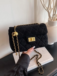 Sac bandoulière matelassé noir tendance avec boucle à bille dorée réglable