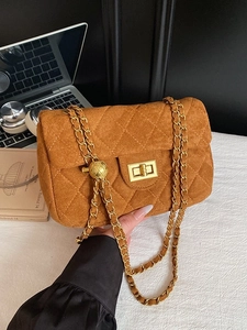 Sac à rabat matelassé en daim marron avec bandoulière chaîne dorée et bille