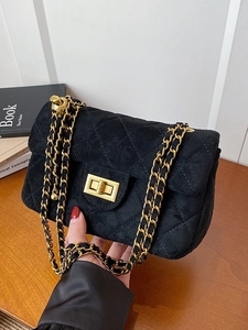Sac bandoulière matelassé noir classique avec chaîne dorée et fermoir rotatif