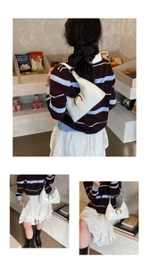 Détail du sac bandoulière demi-lune blanc brillant avec boucle argentée élégante