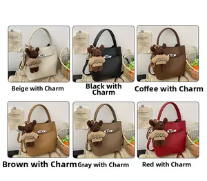 Détails des sacs seaux en cuir grainé en six couleurs avec breloques d'ours et sangles