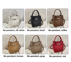 Comparaison détaillée de six sacs seaux en cuir texturé avec fermoirs métalliques