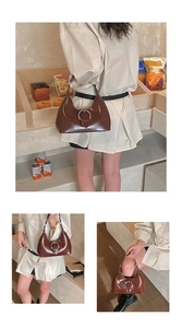 Détail d'un sac hobo marron foncé avec finition brillante et boucle fer à cheval