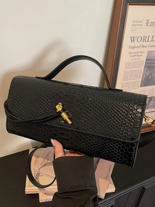 Sac à main chic noir texture serpent avec fermoir doré et bandoulière réglable