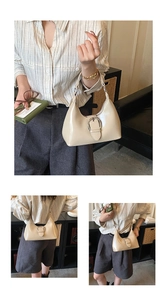 Détail du sac croissant crème avec boucle argentée et finition en cuir brillant