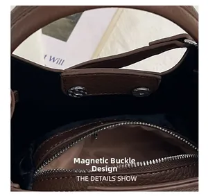 Détail du sac en cuir marron grainé avec fermoir magnétique et poche intérieure zippée