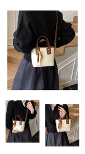 Trois vues du sac seau bicolore beige et marron avec pendentif de perles colorées