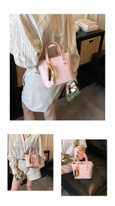 Détail d'un sac seau rose avec une breloque en perles colorées et bandoulière