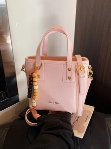 Sac seau rose minimaliste avec breloque en perles de bois et poignée supérieure