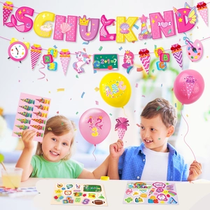 Roze decoratieset voor schoolinschrijving met slingers en blije kinderen in huis