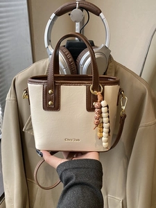 Mini sac cabas chic bicolore blanc crème avec bordure marron et breloque en bois