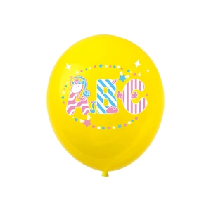 Detailopname van een gele latex ballon met kleurrijke ABC-eenhoorn letters en sterren