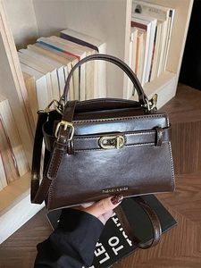 Borsa a mano strutturata marrone scuro con finitura lucida e dettagli in fibbia dorata