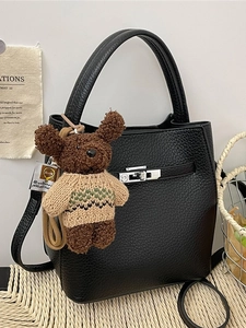 Sac seau classique noir en cuir grainé avec charm ours en peluche pour femmes